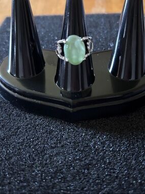 Silver-Tone-Ring with Green Center Size 6 NWOT